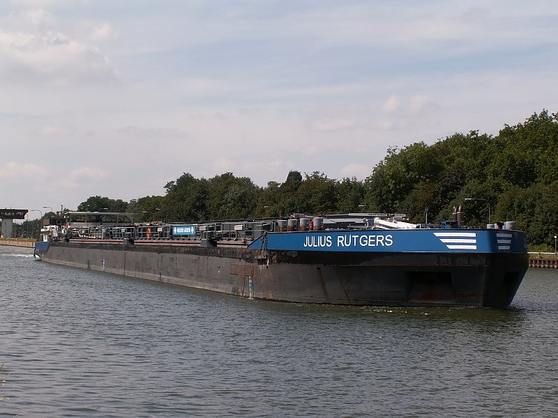 Die Julius R�tgers gleitet aus der Schleuse Oberhausen-Lirich. Das Schiff