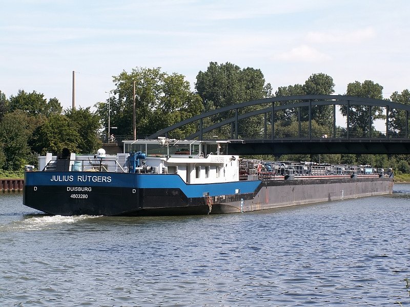 Die Julius R�tgers gleitet aus der Schleuse Oberhausen-Lirich. Das Schiff