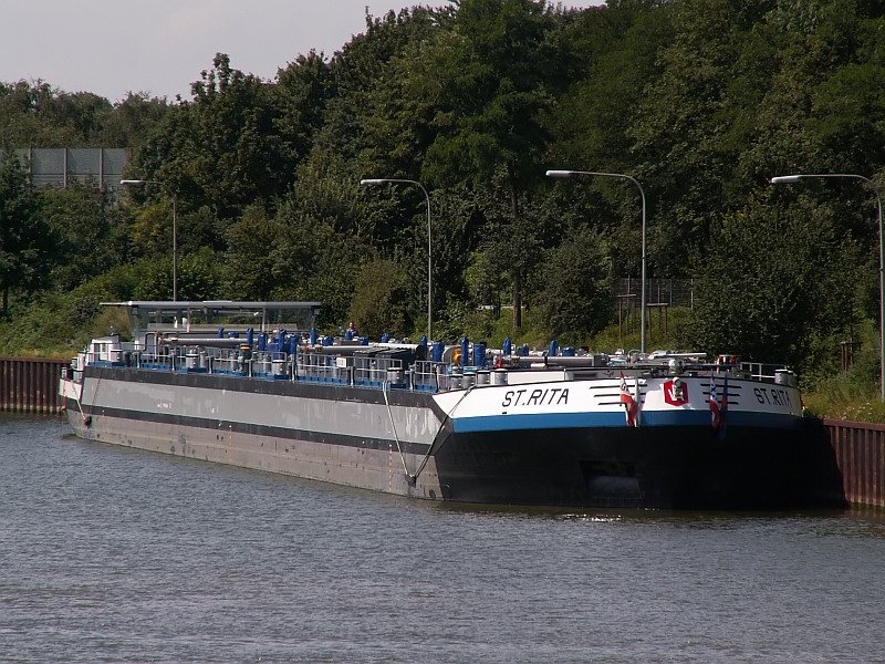Die St. Rita liegt vor der Schleusenanlage in Oberhausen Lirich