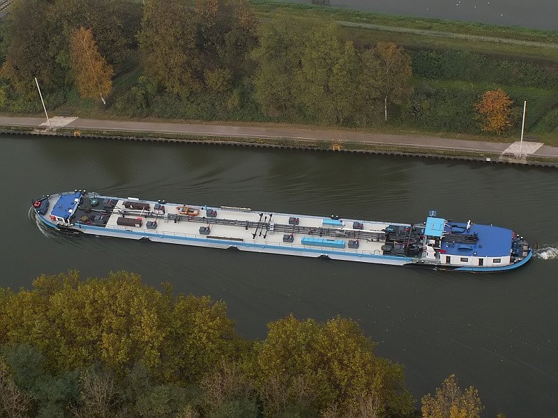 Die Helga tuckert an Oberhausen vorbei in Richtung Duisburg. Das
