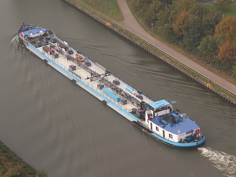 Die Helga bef�hrt in Richtung Duisburg der Rhein-Herne Kanal. Das