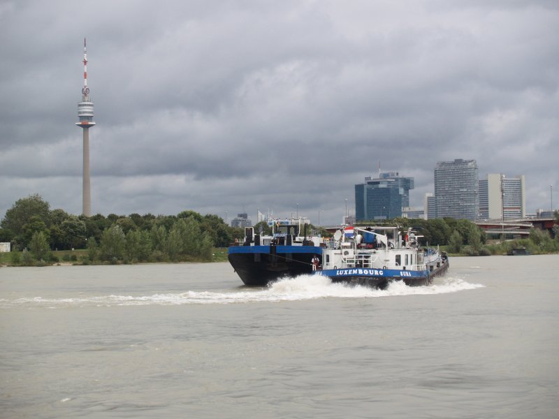 Das Schiff sura mit schubverband Duisburg beim Wende am Wiener