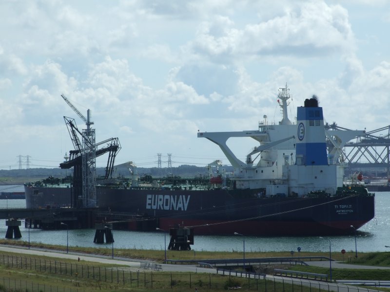 ti topaz liegend im oelhafen europoort rotterdam 230808, 333m lang