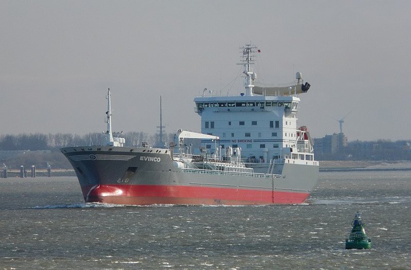 Der Tanker Evinco l�uft aus dem Petroleumhafen in Rotterdam aus.
