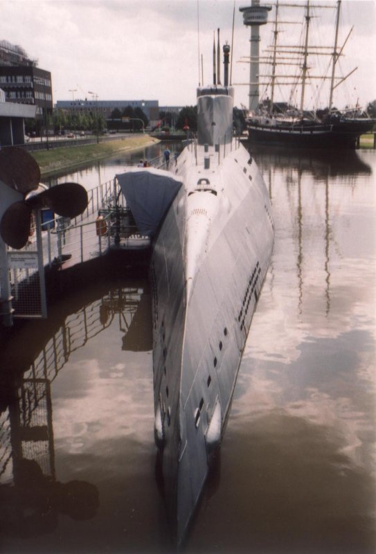 Technikmuseum U-Boot  Wilhelm Bauer  ex U-2540 (1945). Museums-U-Boot seit 27.4.1984. Aufnahme aus dem Jahr 1998//
U-Boot Typ XXI: Lnge: 76,7 m/ Breite: 6,6 m/ Druckkrper: 5,3 - 3,5 m Durchmesser/  Plattenstrke:  26 mm/ Seitenhhe:  7,7 - 11,3 m/ Tiefgang:  6,3 - 6,9 m/ Verdrngung: 1612 t ber Wasser,  1819 t getaucht/ Antrieb: 2 MAN-Diesel je 2000 PS, 2 E-Maschinen je 2500 PS, 2 Schleich-Motoren je 113 PS/ Geschwindigkeit:  15,6 kn ber Wasser, 18,1 kn unter Wasser, 6,1 kn Schleichfahrt/ Bewaffnung: 6 Torpedorohre, 20 Torpedos, Zwei 2 cm-Doppellafetten (Flak)
