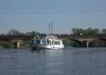 Ein Schiff der Reederei Riedel hat aus Halle kommend  soeben die Bahnbr�cke  ca.  am Saalekilometer 100 passiert
