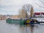 Schubboot KSS  ANDREA  (05602770 , 14 x 8,20m) schob am 30.01.2021 den  RoRo-GSL  URSUS  (04810440 , 64,50 x 9,5m) vom Charlottenburger Verbindungskanal nach Steuerbord in den Westhafenkanal zu Berg.