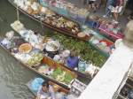 Auf dem Floating Market von Damnoen Saduak hat der Besucher von einer Halbbrcke ber einen der Kanle aus eine Blick von oben auf die unter ihm dahin gleitenden bzw.