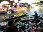 Auf dem Damnoen Saduak Floating Market werden jeden Vormittag bis 12.00 Uhr von Ruderbooten aus Obst, Gemse, Souvenirs u.a.