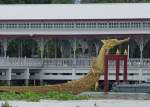 Hier ist der Bug der Suphannahong-Barke zu sehen, eine der 52 kniglichen Barken, die selten zu besonderen Anlssen bei der kniglichen Barkenprozession auf dem Chao Praya Flu in Bangkok zum Einsatz kommt. Gesehen am 29.05.2006