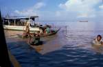 Bei der Ankunft auf dem Restaurantboot im Tonle-Sap-See in Kambodscha kamen Kinder in Ruderbooten und anderen schwimmfhigen Behltern zum betteln.