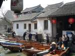 Bei Touristen und Ausflglern sind diese kleinen Boote sehr beliebt. Zhou Zhuang bei Shanghai, Mrz 2006