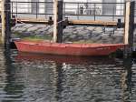 Das Ruderboot  Peene Stahl , hier im  Alten Strom  in Warnemnde, dient der bauausfhrenden Firma aus Neukalen als Arbeitsboot bei Arbeiten an Steganlagen und hnlichen. Der Bootskrper ist aus Stahl und sehr robust.