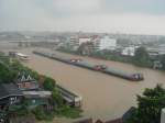 Noch ist es trbe, der Regen hat soeben aufgehrt, als am 09.09.2006 dieser Verband auf dem Chao Praya Flu in Ayutthaya in Thailand fluabwrts unterwegs ist in Richtung Bangkok.