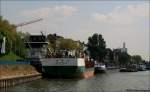 Duisburg - Die  Petersburg  (St. John's) Imo 8420103 liegt beim Hafenmeister am Pegel Ruhrort, um Frischwasser zu laden.
