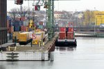 Blick auf das Container-Terminal im Berliner Westhafen am 31.03.2016. Leichter werden als  Lagerfläche  genutzt.