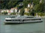 Das Passagierschiff  DEGGENDORF  bei einem Wendemanver auf der Donau bei Passau.