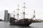 In Gdynia verkehrte dieses nachgebaute Piratenschiff als Rundfahrtschiff  und befrderte am 5.6.2013 Touristen im Hafenbereich.