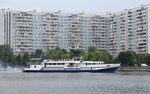 Vor den allgegenwärtigen Plattenbauten fährt das Fahrgastschiff  Iwan Kupala  über den Moskwa-Fluss im Moskauer Süden.
Aufnahmedatum: 03.07.2016
