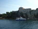 Katamaran JULES VERNE am 6.10.2009, am Fort Royal auf der Insel Sainte Marguerite vor Cannes /  