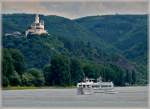 Das Fahrgastschiff  LA BOHEME  hat das Schloss Stolzenfels passiert und fhrt Rheinabwrts der Stadt Koblenz entgegen. 23.06.2011. Immo 01822744, Bj 1995, L 110 m, B 11,40 m, es kann bis zu 164 Gste aufnehmen.