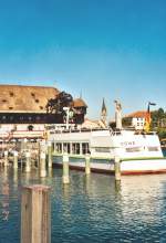 Ausflugsschiff Mwe auf dem Bodensee, hier an der Anlagestelle in Konstanzm Sommer 1999, dahinter Konzilsgebude