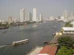 Auf dem Chao Praya Fluss in Bangkok ist am frhen Morgen dieses Expressboot unterwegs, um Passagiere zu den verschiedenen Anlegestellen am Fluss zu bringen