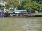 Am 13.01.2011 in Bangkok: im Chao Phraya Flu liegt dieses Motorboot vor Anker. Es handelt sich hier um ein Shuttleboot, welches Hotelgste vom Hotel zur Skytrain Station Taksin Brcke bringt