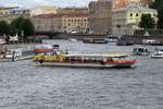 Gekonnt wendet dieses Schiff auf dem Griboyedov Kanal, das keine Aufschrift außer der einer amerikanischen Kartoffelchips-Marke trägt. St. Petersburg, 16.7.17