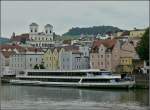 Ausfluggschiff Regina Danubia BJ 1992, der Reederei Wurm & Kck, mit einer lnge von 70 m, breite 11,20 m, hat 300 Innensitzpltze und 100 Sitzpltze auf dem Freideck, wird fr Sonder-, Linien- und Charterfahrten ab Passau eingesetzt, liegt am 17.09.2010 in Passau bei der Altstadt an der Kaimauer.

