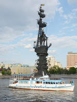 Das Schiff  Rečica  vor dem Denkmal für den russischen Zaren Peter I. (Moskau, Mai 2016)