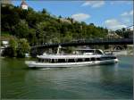 Das Ausflugschiff  SISSI  hat die 45 mintige 3 Flsserundfahrt in Passau fast beendet und nhert sich nun ihrer Anlegestelle um neue Passagiere an Bord zunehmen.