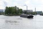 GMS Lavenburg (08348067) stoppte am 26.04.2017 in der Spreemündung in Berlin-Spandau und drehte nach Backbord um die Havel zu Tal zu befahren.