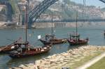 Mit solchen Booten wurde frher der Wein nach Porto transportiert und dann zu Portwein verarbeitet Dieses Bild auf dem Fluss Rio Duoro  entstand am 20.05.2010 in Portugal.