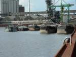 Lastkhne aneiander gereiht im Bremer Hafen
