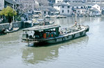Gütermotorschiff in Suzhou. Bild vom Dia. Aufnahme: April 1989.