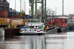GMS Niedersachsen 9 (04002180 , 85 x 9m) am 31.03.2016 im Berliner Westhafen. Das Binnenschiff wurde mit Siemens-Gasturbinen beladen. Der Liegeplatz am Container-Terminal ist nur eine Warteposition.