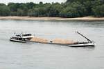  Sand-und Kieskutscher  GMS Monico (02318869 , 70 x 8,20m) am 06.07.2017 auf dem Rhein bei Rees zu Tal. Gut abgeladen / tief im Wasser.