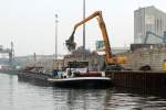 GMS Rita (04017260) wird am 27.02.2014 im Berliner Westhafen von einem Liebherr 934 Mobilbagger mit Schrott beladen.