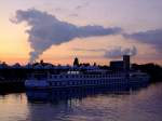 RIGOLETTO(2325887; L=105; B=10,5mtr.; 2x795PS; Baujahr 1987, sowie groe Renovierung und Schiffverlngerung im Jahr 2003)liegt in den spten Abendstunden im Hafen von Antwerpen; 110830