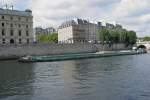 Vor der Pont Neuf in Paris liegt am 19.07.2009 dieser mit Sand beladene Schubverband.