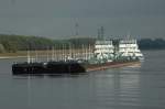 Kurz vor St. Petersburg auf der Newa haben zwei Tank-Schubschiffverbnde Anker gesetzt. Gesehen am 18.09.2010.


