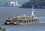 28.6.2012 Hudson River, NY. Spezialschiff (Tanker? Gas?...) nordwrts. Im Hintergrund Kraftwerksanlagen zum Atomkraftwerk Indian Point Peekskill gehrend.