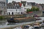 Schubverband mit unbekannt gebliebenem Schubboot, fhrt Flussabwrts auf der Maas in Maastricht. Kennung vom Leichter: Eurogit 7, Eni 02314116, L 44,6 m, B 8,84 m, Tonnage 943 t, Heimathafen Kinrooi (B). 17.07.2020
