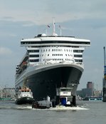 SB Max (04805090) überholte am 17.06.2016 die QM2 auf der Steuerbordseite im Hafen Hamburg / Norderelbe zu Tal.