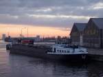  DENZO (L=85,B=8,55mtr. Bj.1974) schlummert in den frhen Morgenstunden im Hafengebiet von Gent;100901