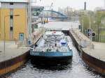 TMS Hornhafen verlt die Schleuse Berlin-Charlottenburg und fhrt die Spree zu Tal Richtung Havel. 05.04.2011
