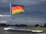  Unter Deutscher-Flagge  fhrt Somtrans-V;(86x11,4mtr.~Tiefgang 1,6mtr.)  Rheinaufwrts;100828