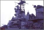 Hier nochmals eine Detailaufnahme der Backbordseite von USS Iowa. Wieder gut zu erkennen ein 12,7 cm Geschtzturm (in Richtung Brckenaufbau auch die beiden anderen), die Harpoon- und Tomahawk-Starter sowie Phalanx. (Dia-Archiv Alfred Schmidt, September 1986 in Bremerhaven)