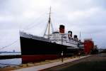 Die RMS Queen Mary hat in Long Beach festgemacht und wird als Hotelschiff genutzt. Die Aufnahme entstand am 20. Juni 1987 nach einer bernachtung auf dem Schiff.